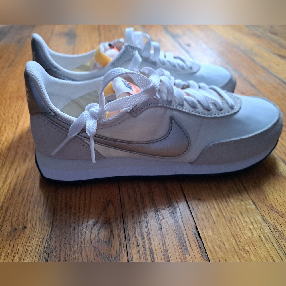 Nike daybreaks 6.5 Silver sneakers